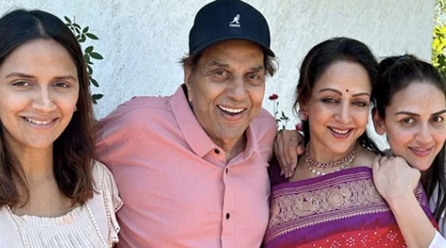 কিংবদন্তি অভিনেতা ধর্মেন্দ্রর স্মরণসভায় অনুপস্থিত দুই মেয়ে